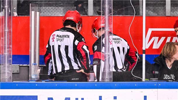 Die Schiedsrichter Roman Gofman (links) und Benjamin Hoppe machten beim Spiel der Fischtown Pinguins in Iserlohn einen spielentscheidenden Fehler beim Videobeweis.