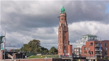 Die Schieflage des Simon-Loschen-Leuchtturm im August am Neuen Hafen 2023. 