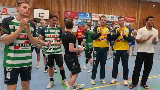 Handballer bedanken sich klatschend bei den Fans.