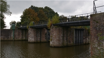 Brücke über Wasser