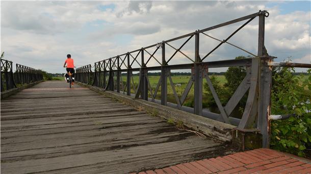 Ein Radfahrer überquert die sanierungsbedürftige Schiffdorfer Stauschleuse.