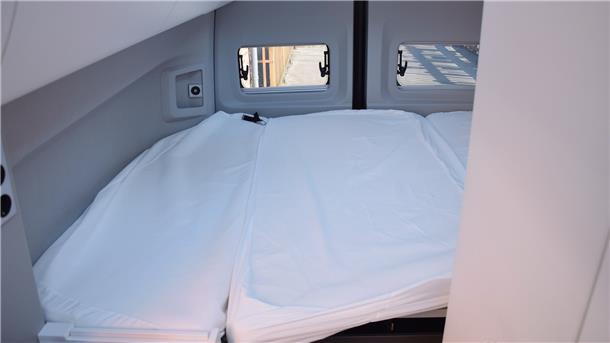 Die Schlaffläche im Heck liegt etwas höher, weil darunter viel Stauraum vorgesehen ist.