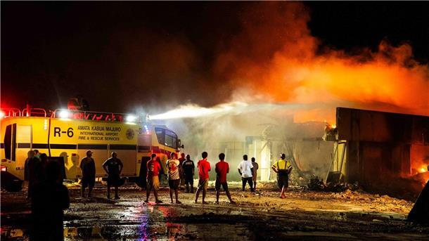 Verheerendes Feuer zerstört Parlament der Marshallinseln Die schlecht ausgerüstete Feuerwehr kam nicht gegen die Flammen an.