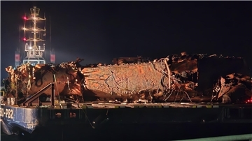 Die Schlepper "Wulf 5" und "Wulf 9" haben zwei Teile des U-Boot-Wracks sicher nach Cuxhaven gebracht. 