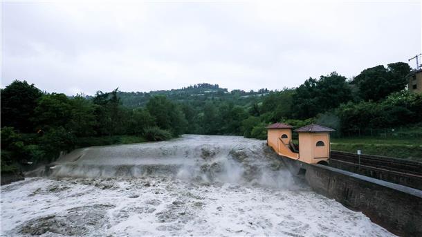 Überschwemmungen in Teilen Italiens - Neun Tote Die Schleuse am Fluss Savena.
