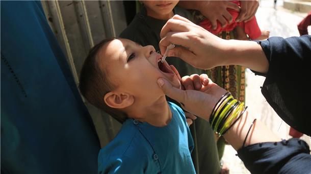 Erreger der Kinderlähmung im Abwasser deutscher Städte Die Schluckimpfung, wie sie etwa in Afghanistan gegeben wird, schützt gut vor Ansteckung und damit vor einer großflächigen Weitergabe. (Archivbild)