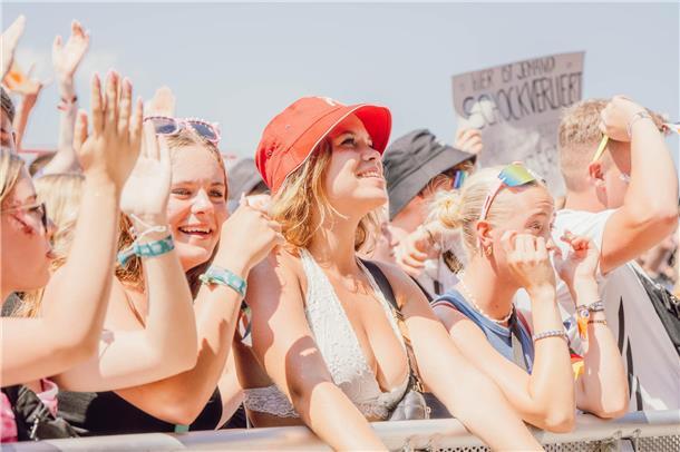 Deichbrand 2024: Das sind die schönsten Fotos vom Sonne-Samstag Die schönsten Bilder vom Deichbrand-Samstag.