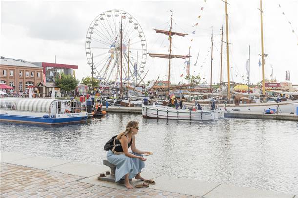 Die schönsten Eindrücke des Tages. Eine Touristin genießt ihre Pommes am Wasser.