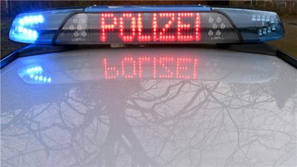 Die Schriftzug „Polizei“ leuchtet auf dem Dach eines Streifenwagens der Polizei.