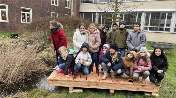 Die Schülerinnen und Schüler der Klasse 3b (Klassenlehrerin Frau Voßhoff) auf dem neuen Teichpodest.