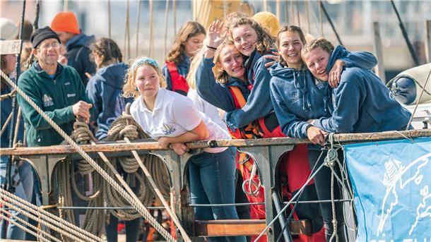 Die Schüler des Ocean College haben mit der "Pelican of London" Cuxhaven angelaufen, weil die Häfen in Frankreich geschlossen waren.
