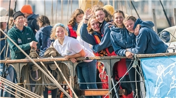 Die Schüler des Ocean College haben mit der "Pelican of London" Cuxhaven angelaufen, weil die Häfen in Frankreich geschlossen waren.