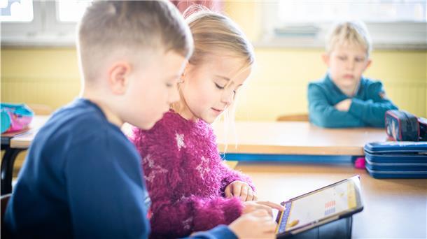 Zwei Kinder an einem Tablet