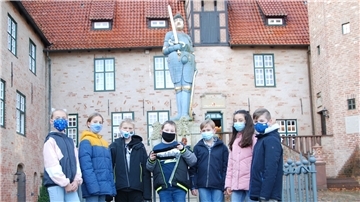Die Schüler Lilli Becker, Claas Bruns, Jonas Eybe, Connar von Thaden, Matthias Holtmann, Mesan Deks und Maximilian Koch vom Niedersächischen Internatsgymnasium haben beim Buddeln auf dem Schulhof das Schwert des Beerster Roland gefunden.