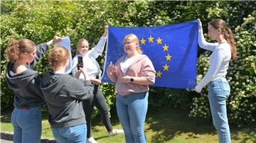 Die Schüler nahmen kleine Videos auf, in denen sie ihre Botschaften an die Europa-Abgeordneten formulierten. Dhana (Mitte) hat sich zum Beispiel gemeinsam mit ihrer Gruppe für das Thema Einwanderung entschieden.