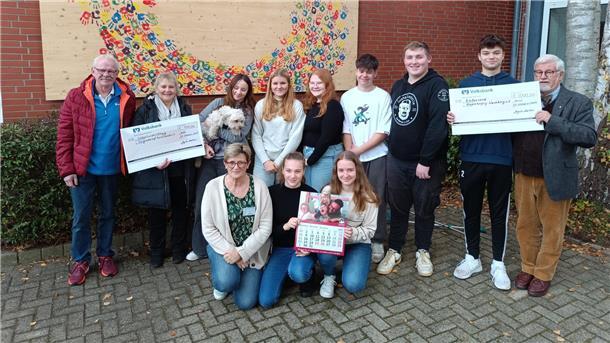 Die Schülerinnen und Schüler der Grund- und Oberschule Geestequelle haben vor Kurzem zwei Spendenschecks an Vertreter des Kinderhospizes „Löwenherz“ und des Tiergnadenhofs „Rasselbande“.