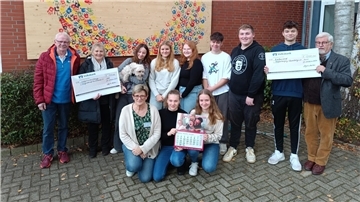 Die Schülerinnen und Schüler der Grund- und Oberschule Geestequelle haben vor Kurzem zwei Spendenschecks an Vertreter des Kinderhospizes „Löwenherz“ und des Tiergnadenhofs „Rasselbande“.