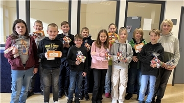 Die Schülerinnen und Schüler der KGS Tarmstedt freuen sich über ihre Preise für ihren Einsatz bei der Plattdeutsch-Challenge.