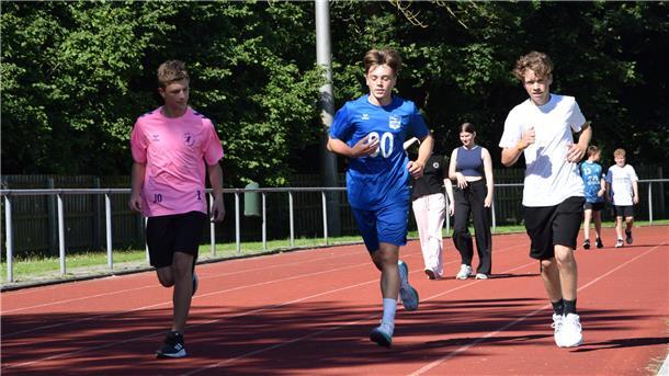 Schülerinnen und Schüler beim Umweltlauf in Nordenham. 