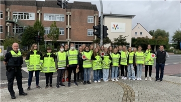 Schülerlotsinnen und Schülerlotsen vom St.-Viti-Gymnasium Zeven mit ihren Ausbildern