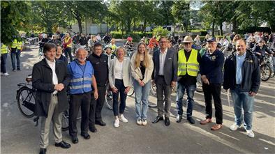 Die Schülervertreterin Rieke Dirks (5. von rechts) organisierte ein breites Bündnis für mehr Sicherheit im Radverkehr.