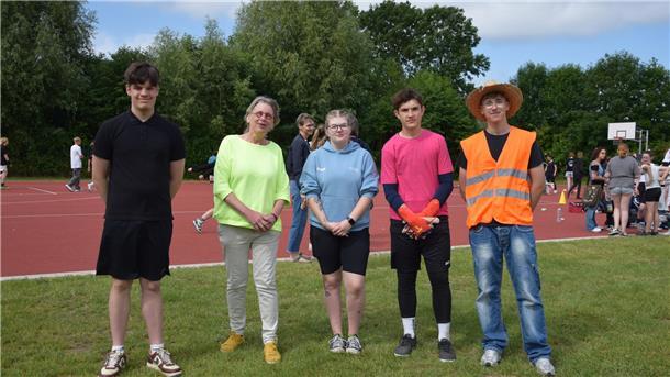 Die Schülervertretung der Zinzendorfschule in Butjadingen steht für ein Foto zusammen. 