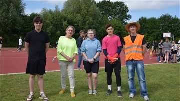 Die Schülervertretung der Zinzendorfschule in Butjadingen steht für ein Foto zusammen. 