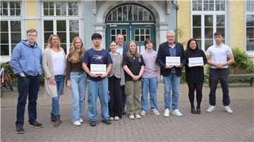 Die Schülervertretung des Gymnasiums in Nordenham stehen zusammen. Sie überreichen die Spendenchecks in Höhe von jeweils 1.300 Euro an ihre ausgewählten Vereine. 