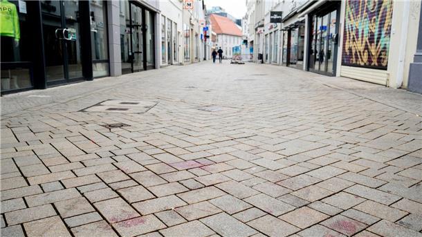 21-Jähriger stirbt nach Schüssen aus Polizeiwaffe Die Schüsse fielen in der Nacht zu Ostersonntag in der Achternstraße in der Oldenburger Innenstadt. Am nächsten Morgen sind noch Blutflecken zu sehen.