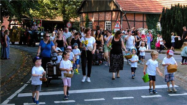 Erntedankfest in Anderlingen trotz mäßiger Erträge auf den Feldern Kinder führen den Umzug an.