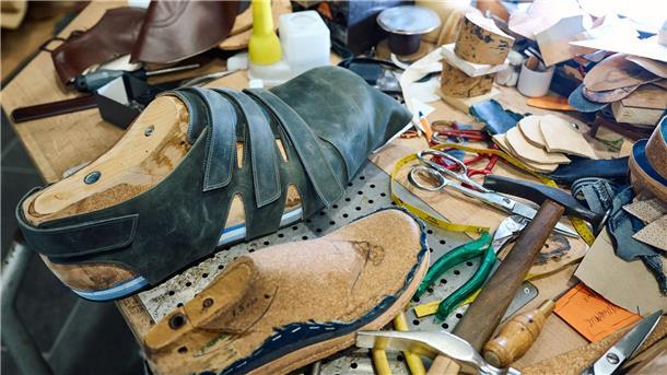 Drei Paar Riesenlatschen für Venezuela Die Schuhmacherwerkstatt von Georg Wessel in Vreden versorgt Jeison Rodriguez und andere Riesenwüchsige seit vielen Jahrzehnten mit passendem Schuhwerk.