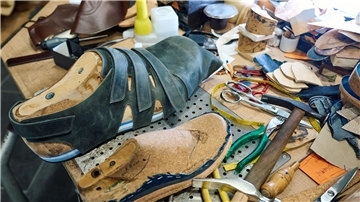 Die Schuhmacherwerkstatt von Georg Wessel in Vreden versorgt Jeison Rodriguez und andere Riesenwüchsige seit vielen Jahrzehnten mit passendem Schuhwerk.