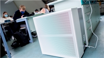Ein Luftfiltergerät steht in einem Fachraum eines Gymnasiums. 