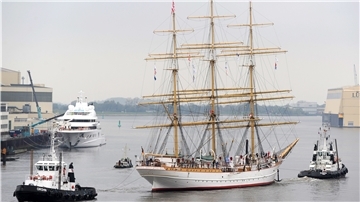 Die „Schulschiff Deutschland“ ist 2014 von Vegesack nach Bremerhaven für einen Werftaufenthalt verholt worden. Ob das Schiff bald für immer im Neuen Hafen anlegt, ist noch nicht klar.