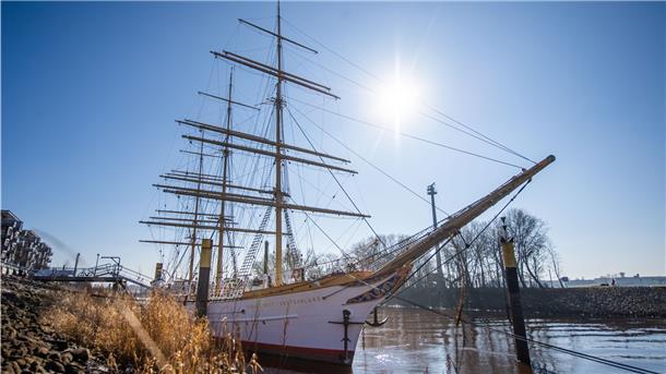 Die „Schulschiff Deutschland“ sitzt fest. Um ihren Liegeplatz in Bremen-Vegesack verlassen zu können, müsste erst eine Rinne zur Weser ausgebaggert werden.