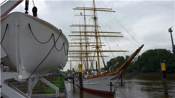 Die „Schulschiff Deutschland“ wurde 1927 bei Tecklenborg in Geestemünde gebaut. Heute liegt das Schiff an der maritimen Meile im Bremer Stadtteil Vegesack, dort wo die Lesum in die Weser mündet.