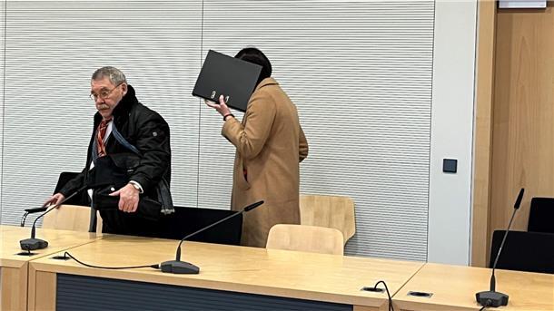 Die „Schummelärztin“ betritt mit ihrem Verteidiger Dr. Wolfgang van Hall den Gerichtssaal am Landgericht Osnabrück. 