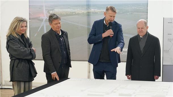 Die schwedische Botschafterin Veronika Wand-Danielsson (l-r), Wirtschaftsminister Robert Habeck, Northvolt-CEO Peter Carlsson und Bundeskanzler Olaf Scholz vor einem 3-D-Modell des Fabrikareals.
