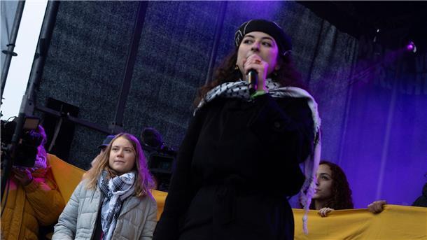 Kritik an Thunberg nach Statements für Palästinenser Die schwedische Klimaaktivistin Greta Thunberg (l) steht neben der Palästina-Aktivistin Sara Rachdan auf der Bühne einer Kundgebung in Amsterdam.