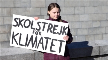 Die schwedische Klimaaktivistin mit ihrem berühmten Schild „Skolstrejk för klimatet“ (Schulstreik fürs Klima) im März 2019.