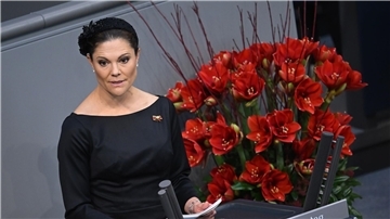 Die schwedische Kronprinzessin Victoria spricht bei der zentralen Gedenkveranstaltung zum Volkstrauertag im Deutschen Bundestag.