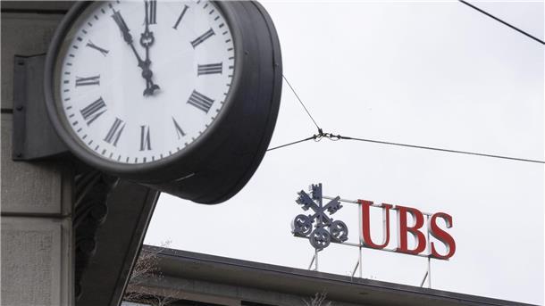 Experten: Lage im Bankensektor bleibt weiter fragil Die Schweizer Großbrank UBS übernimmt die angeschlagene Credit Suisse.