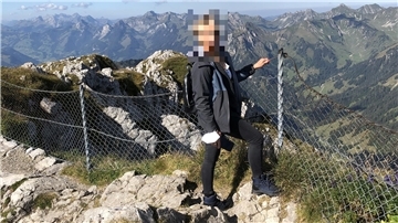 Eine Frau an einem Zaun in den Bergen. Die Schweizerin Ursula B. liebte das Leben an der Küste, doch 2022 starb sie unter ungeklärten Umständen. Vor Gericht muss sich nun ein 62-Jähriger aus Nordleda verantworten.