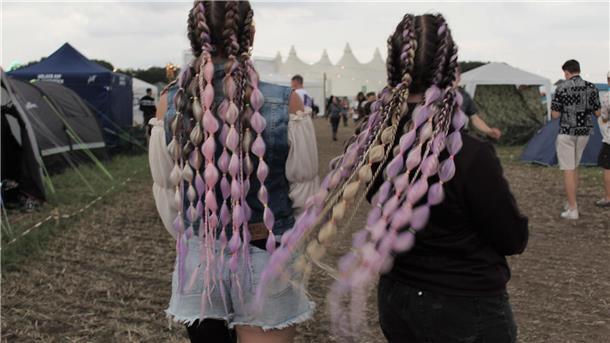 Das sind die schönsten Frisuren auf dem Hurricane 2024 Zwei Frauen mit langen Haaren