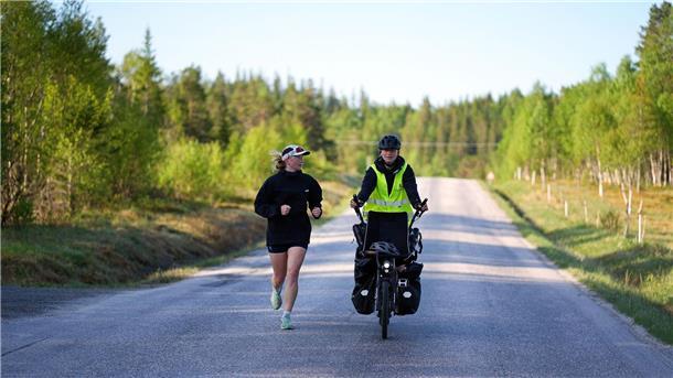 Harzerinnen reisen zum Nordkap Die Schwestern Malou Traina (l) und Phelia Müller aus dem Harz sind auf dem Weg zum Nordkap.