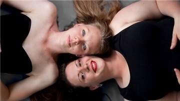 Die Schwestern Ricarda Schmersahl und Maike-Marie Schmersahl aus Hamburg sind in Heeslingen zu Gast.