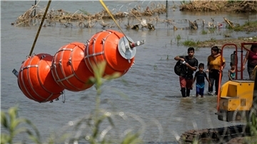 Die schwimmende Barriere soll Migranten daran hindern, von Mexiko nach Texas zu gelangen.