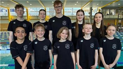 Die Schwimmerinnen und Schwimmer vom GTV sind mit dem Ausgang der Landesmeisterschaften sehr zufrieden (hinten von links): Sebastian Pump, Monia Mahnken, Gerrit Mahnken, Mayra Mahnken, Isabella Simon; Vorne von links nach rechts: Seyedamirali Seyedshoja, Jonas Detje, Sasha Lidia Koldunov, Finnley Helken, Lara Sophie Arendt.