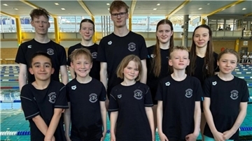 Die Schwimmerinnen und Schwimmer vom GTV sind mit dem Ausgang der Landesmeisterschaften sehr zufrieden (hinten von links): Sebastian Pump, Monia Mahnken, Gerrit Mahnken, Mayra Mahnken, Isabella Simon; Vorne von links nach rechts: Seyedamirali Seyedshoja, Jonas Detje, Sasha Lidia Koldunov, Finnley Helken, Lara Sophie Arendt.