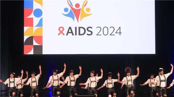 UNAIDS: Weltweiter Kampf gegen Aids und HIV am Scheideweg Die „Schwuhplattler“ treten bei der Eröffnung der 25. Welt-Aids-Konferenz auf.